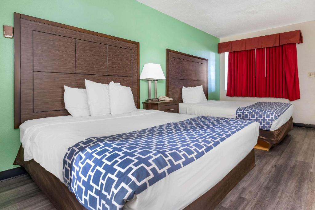 Queen Room with Two Queen Beds – Non-Smoking