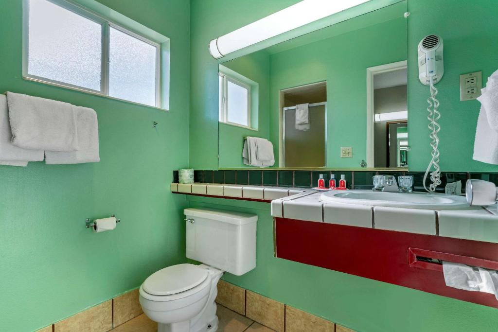 Queen Room with Two Queen Beds – Non-Smoking