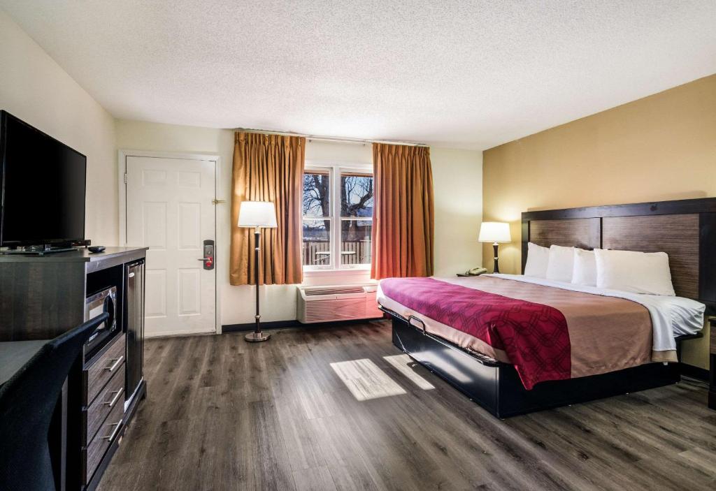 King Room with Hot Tub – Non-Smoking