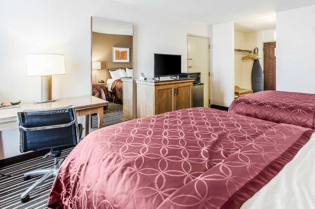 Queen Room with Two Queen Beds – Smoking