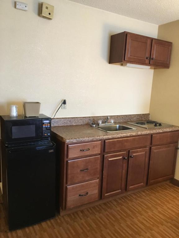 Efficiency Queen Room – Non-Smoking