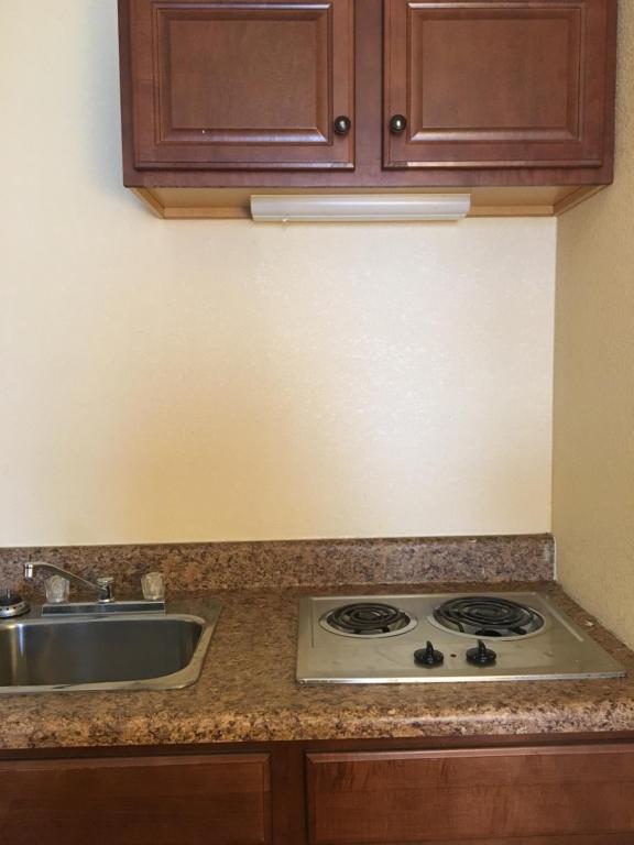 Efficiency Queen Room – Non-Smoking