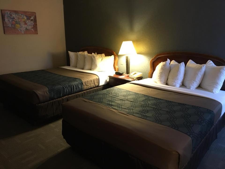 Queen Room with Two Queen Beds – Non-SmokingPet Friendly