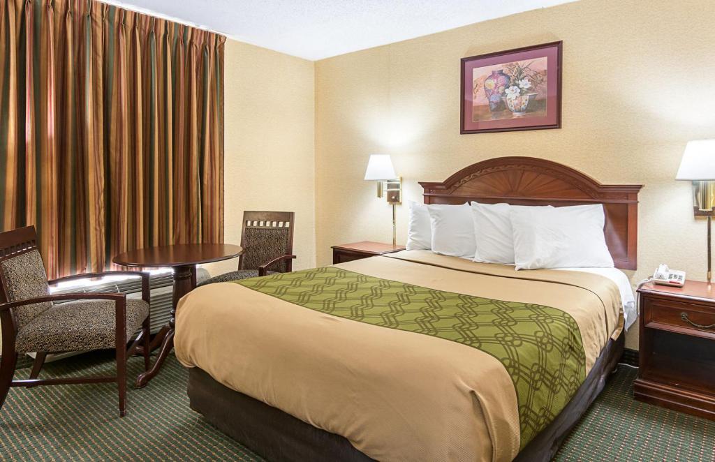 Standard Queen Room – Smoking