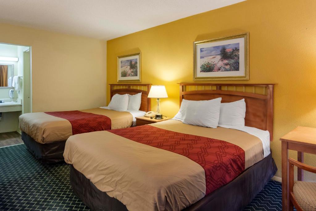 Queen Room with Two Queen Beds – Non-Smoking