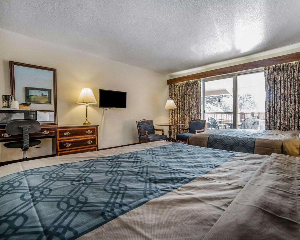 Queen Room with Two Queen Beds – Smoking