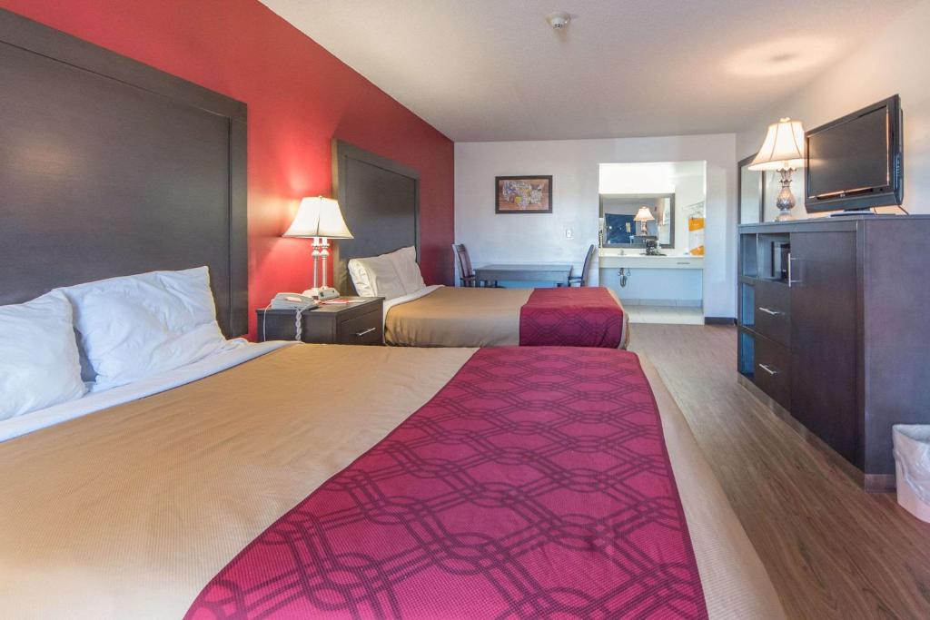 Queen Room with Two Queen Beds – Smoking