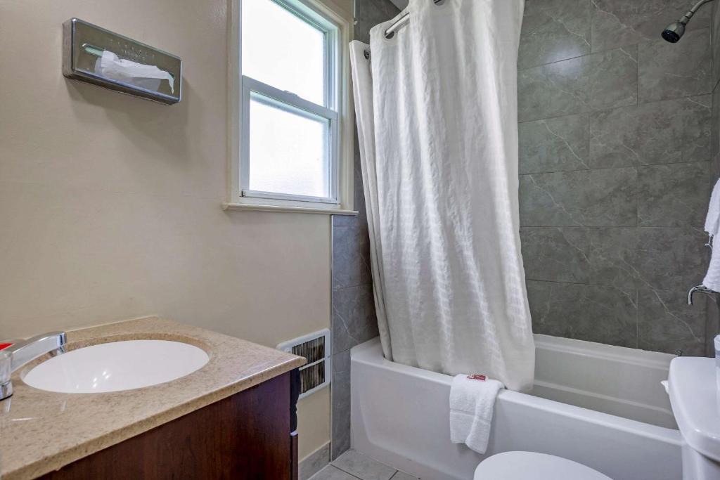 Standard Room 2 Queen Beds – Non Smoking