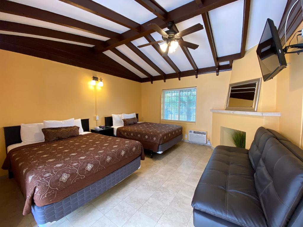 Deluxe Suite with Spa Bath