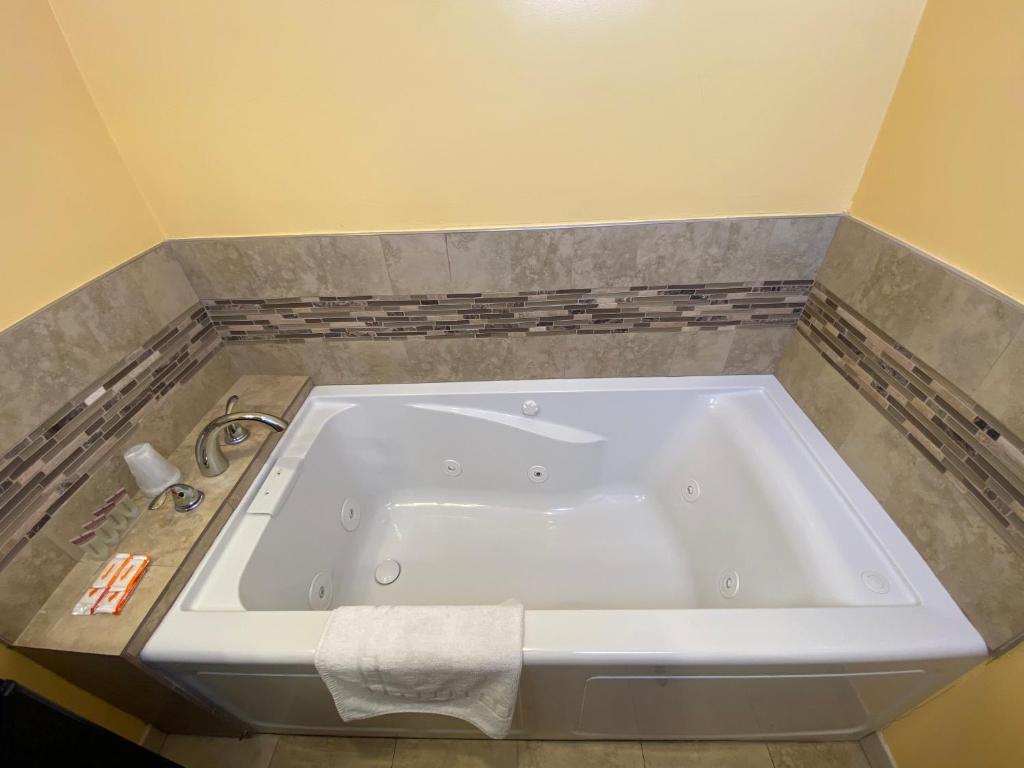 Deluxe Suite with Spa Bath