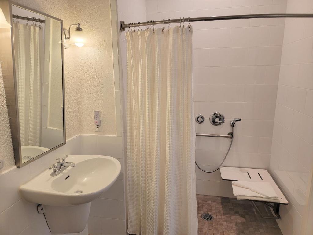 Deluxe Queen Room – Disability Access