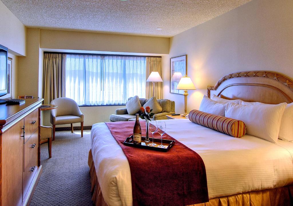 DELUXE ROOM 1 KING – NON-SMOKING