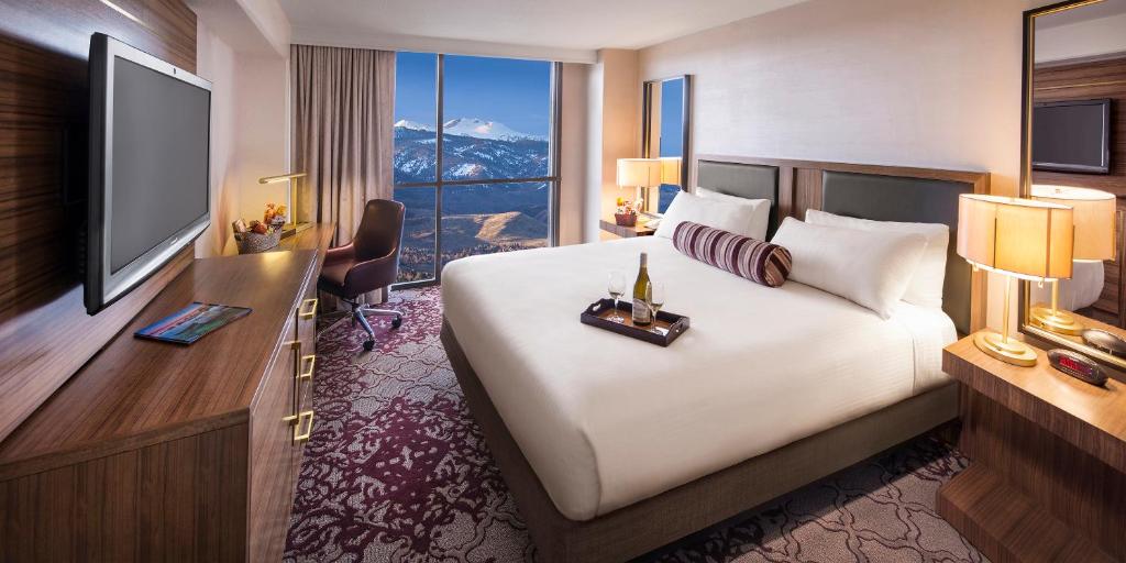 LUXURY ROOM 1 KING SMOKING