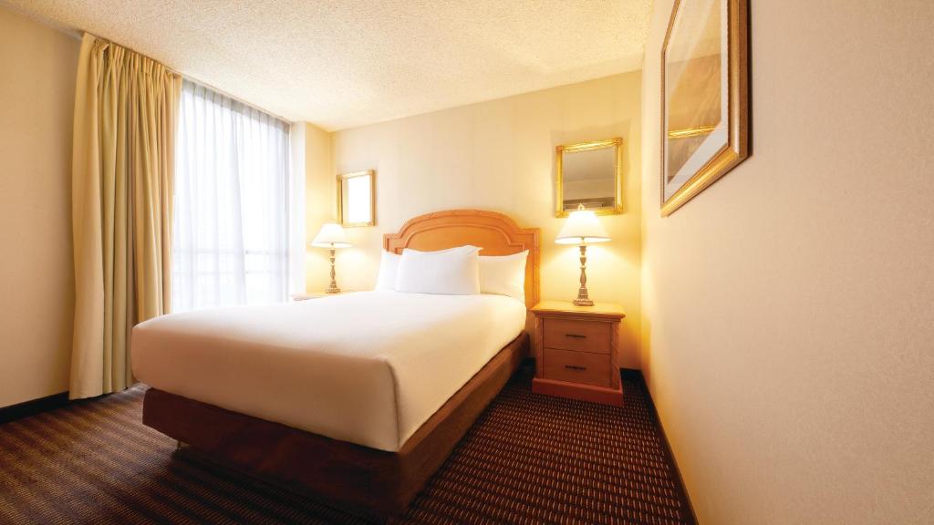 PETITE ROOM 1 QUEEN NON-SMOKING