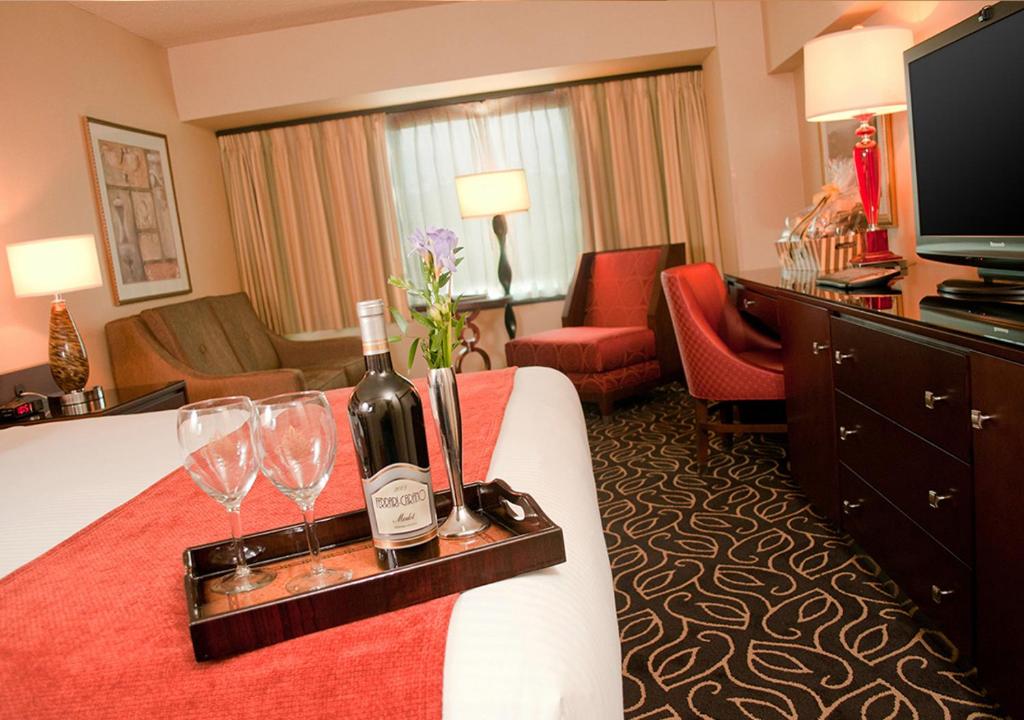 PREMIUM ROOM 1 KING – NON-SMOKING