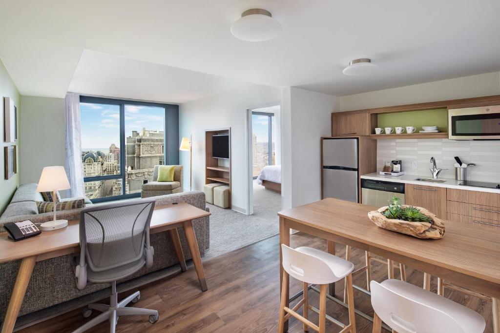 1 Bedroom Suite 1 King City view