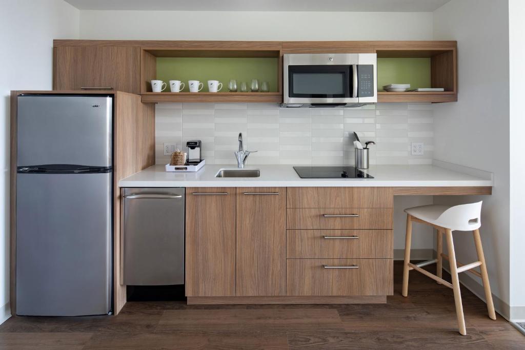 Executive Corner King Room with City View and Roll-in Shower – Mobility Accessible