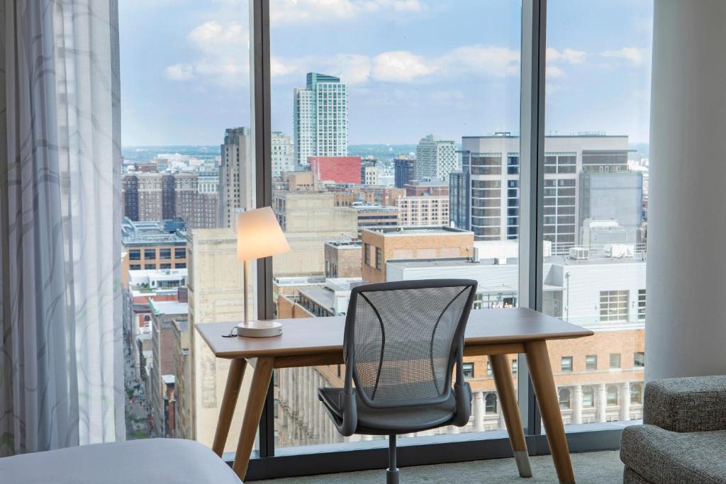 Executive Corner King Room with City View and Roll-in Shower – Mobility Accessible