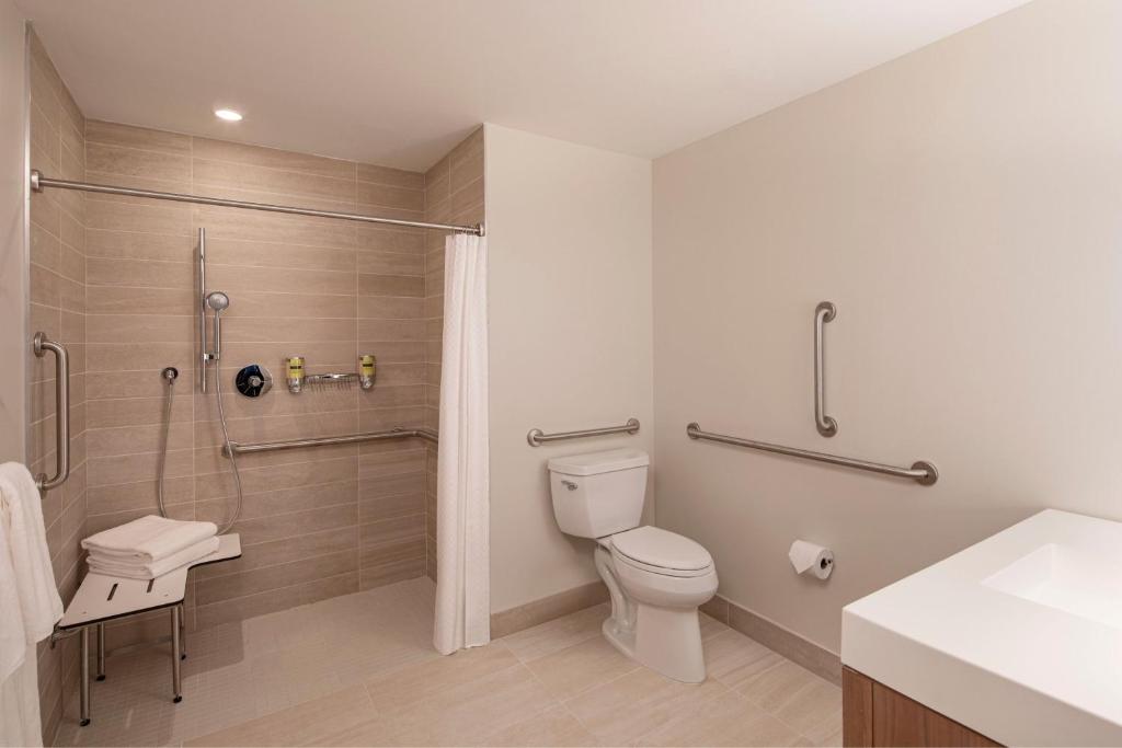 Studio with Two Queen Beds – Hearing Accessible