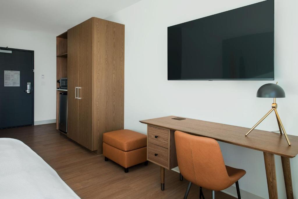 Standard King Room with City View