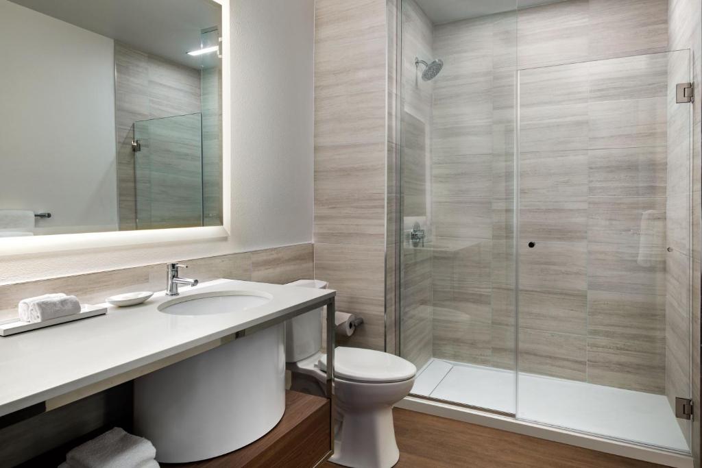 Standard King Room with City View