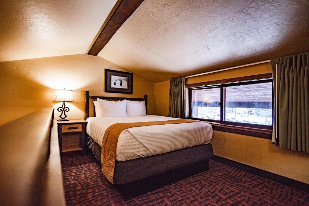 Family Loft with Three Queen Beds