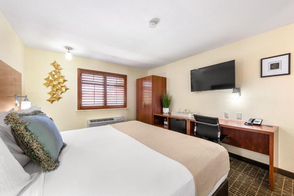 Deluxe King Room – Non-Smoking