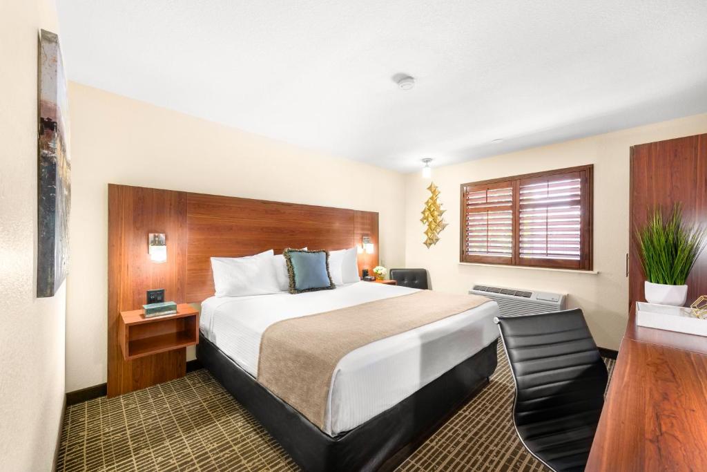 Deluxe King Room – Non-Smoking