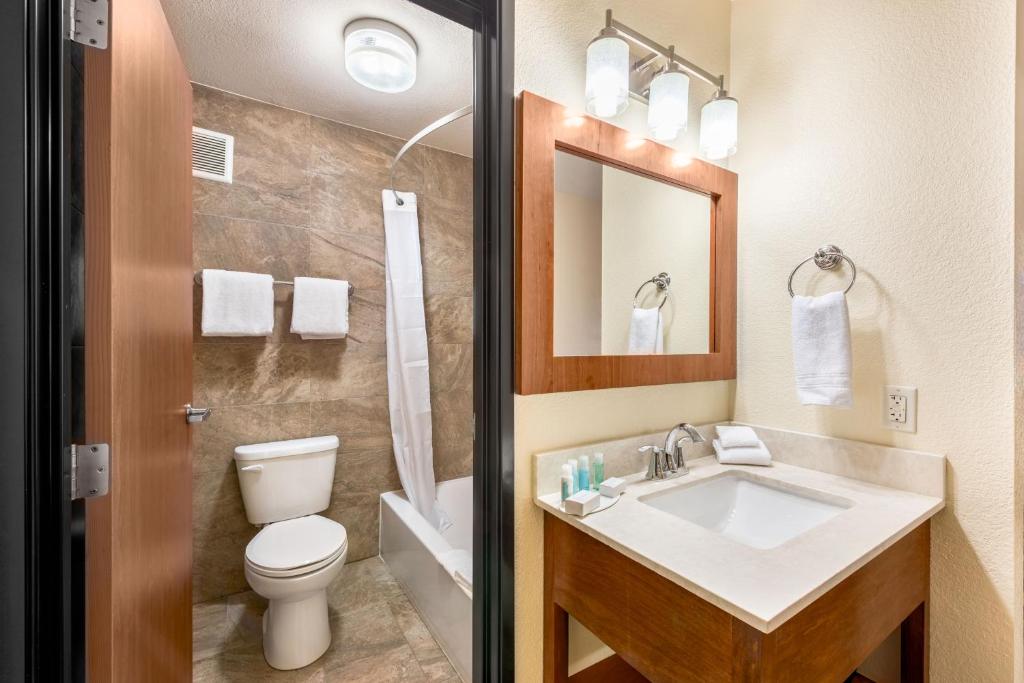 Deluxe Queen Room with Two Queen Beds – Non-Smoking