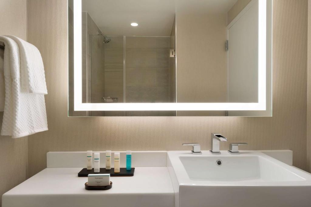 1 King Bed Sky View Hearing Accessible