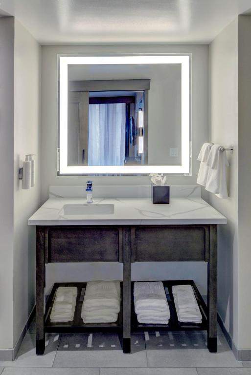 Two-Room King Suite – Hearing Accessible