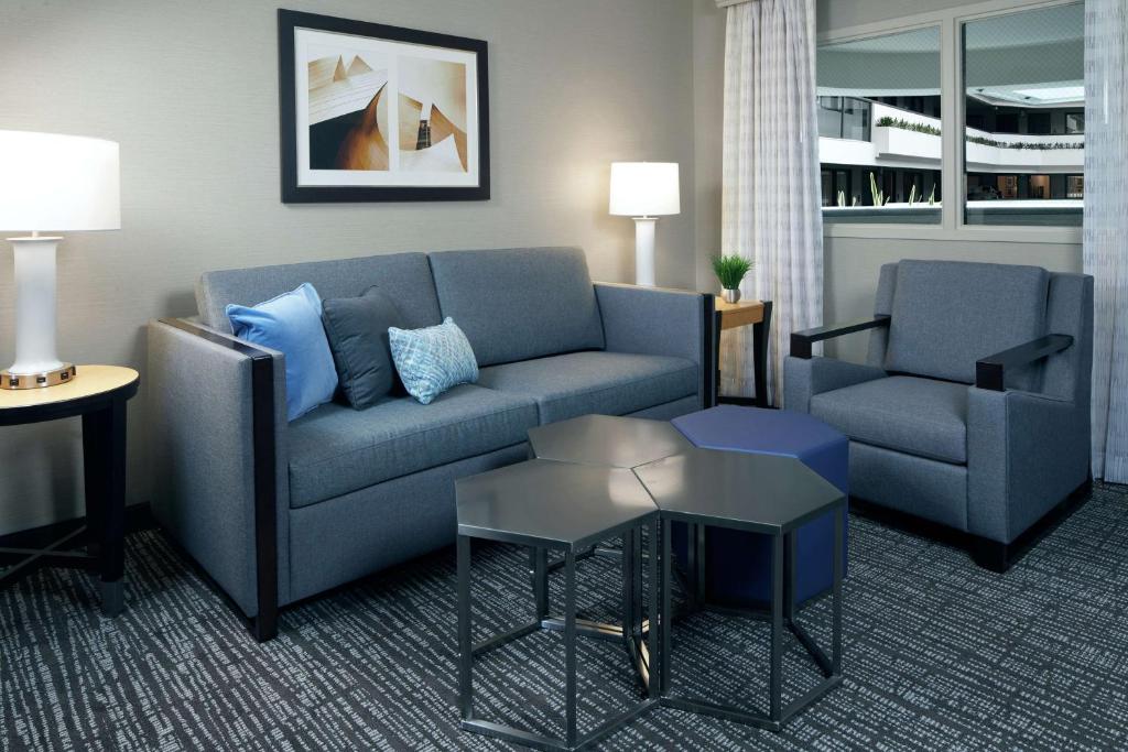 King Suite – Non-Smoking