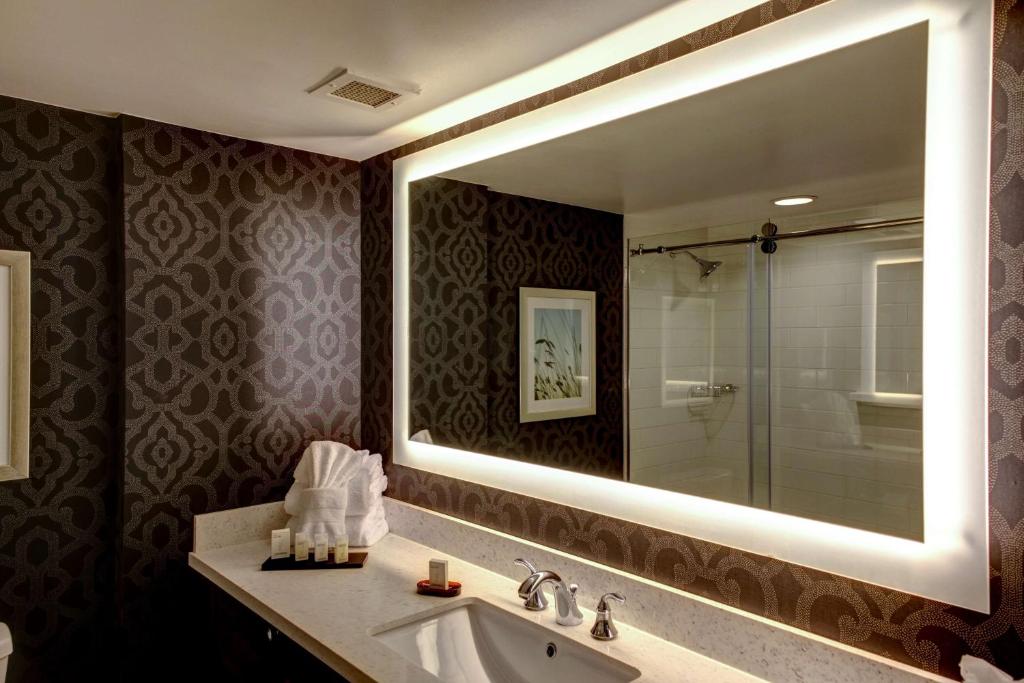 Larger King Suite – Non-Smoking