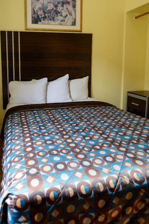 Queen Room with Private Bathroom