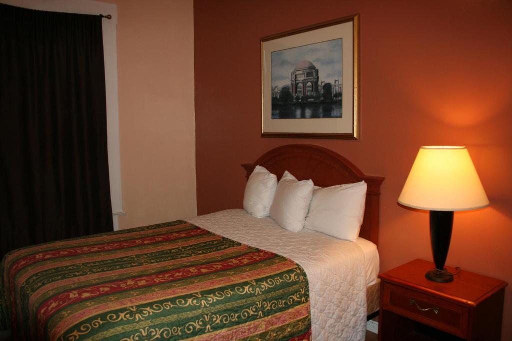 Queen Room with Private Bathroom