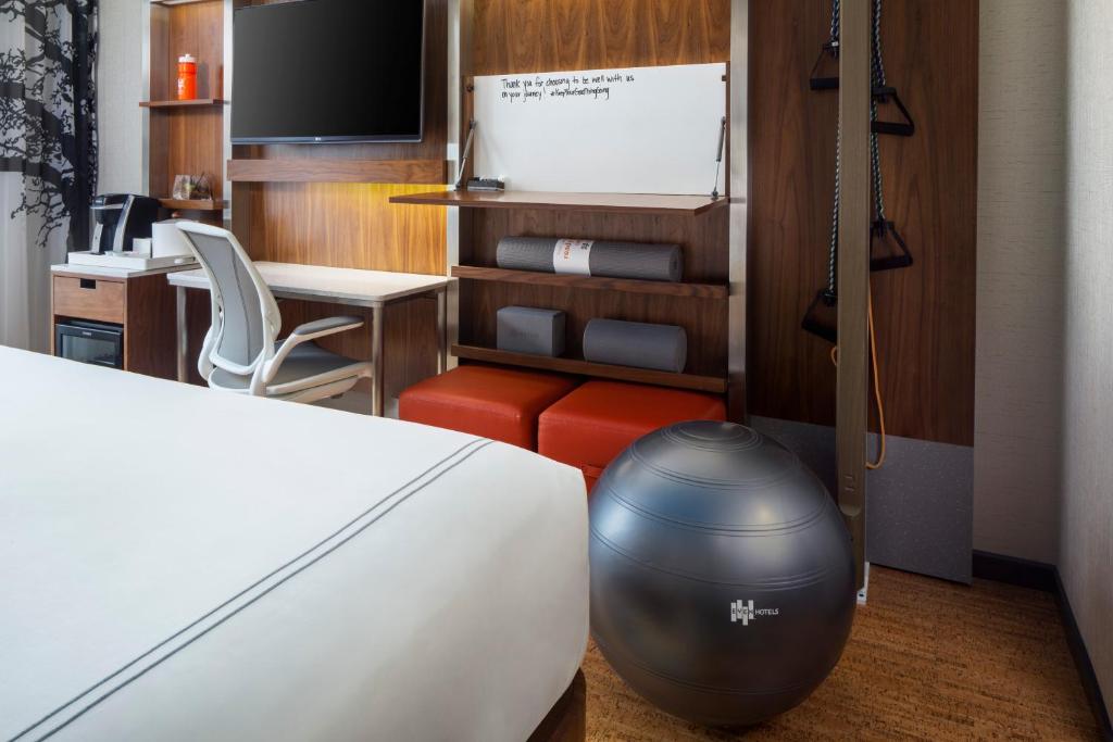 Standard Double Room with Two Double Beds and Accessible Tub – Mobility Access