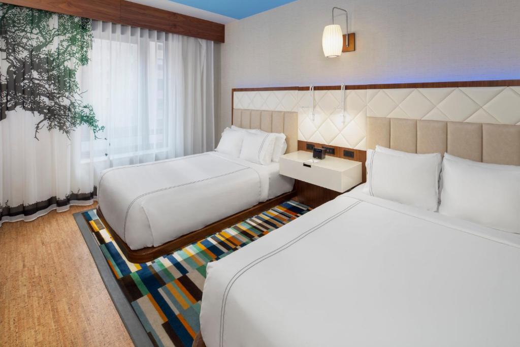 Standard Double Room with Two Double Beds and Accessible Tub – Mobility Access