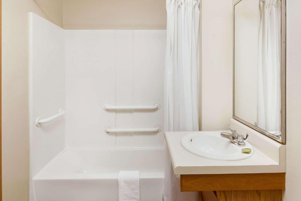 Standard Double Room – Non-Smoking