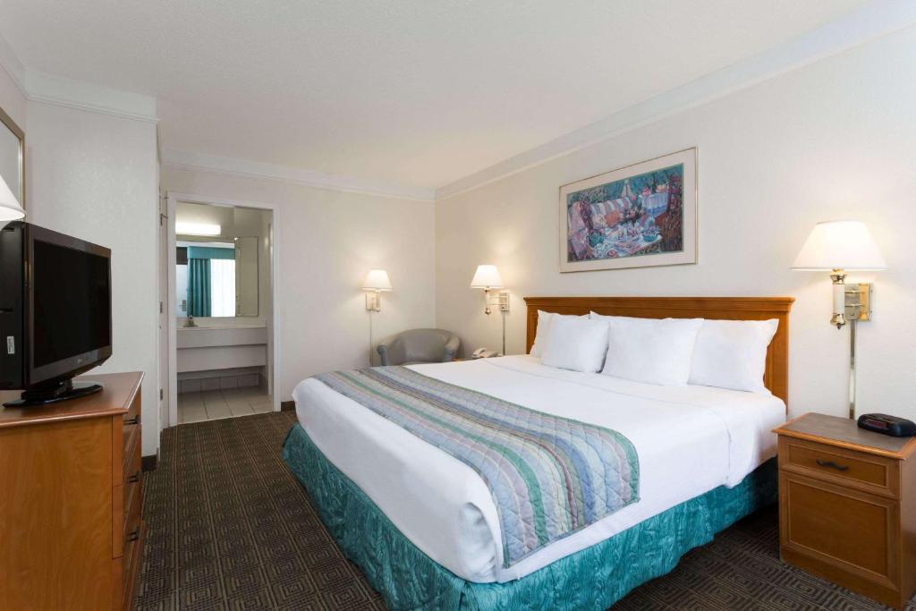 Studio with 1 King Bed – Non-Smoking