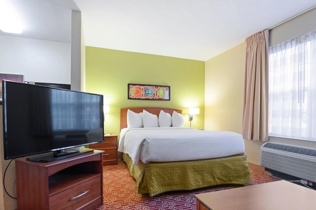 Deluxe studio 1 Queen Bed Non-Smoking