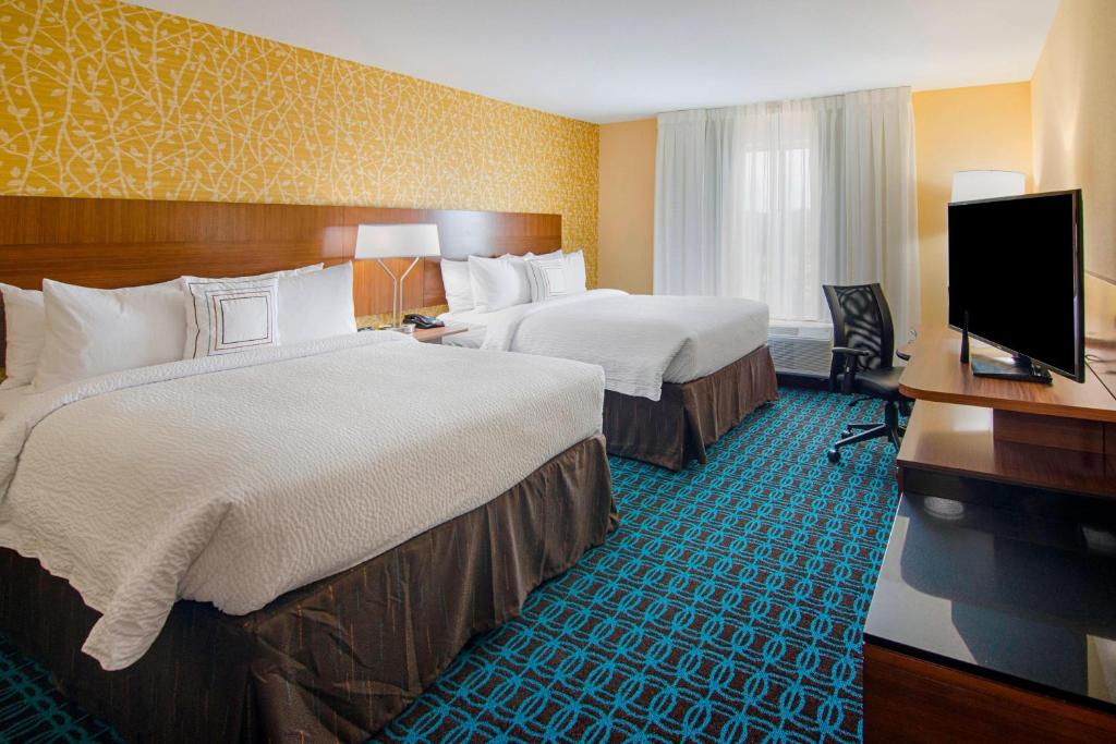 Double Queen Room with Mountain View