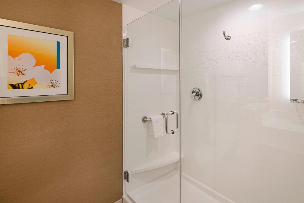 King Suite with Mountain View