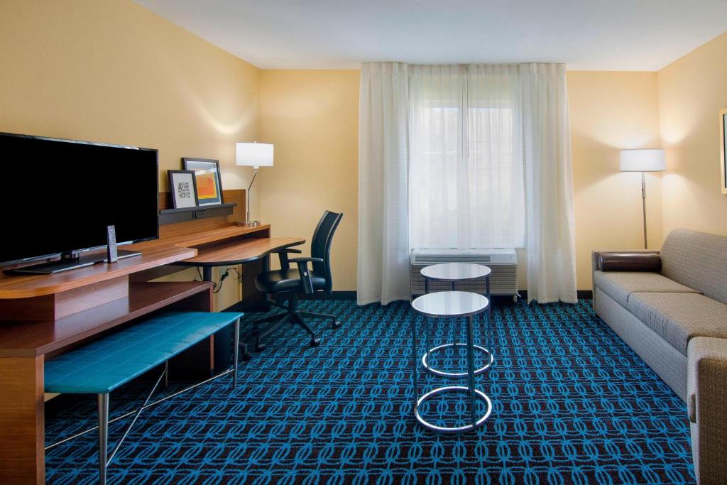 Queen Suite with Mountain View