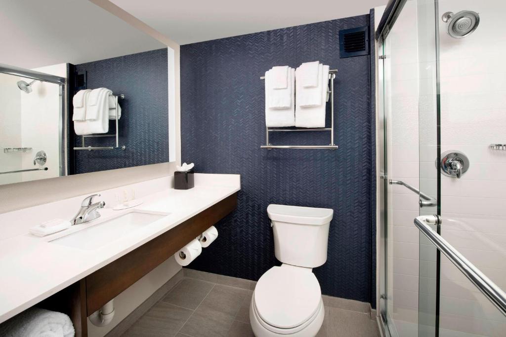 Corner Guest Room with King Bed and Sofa