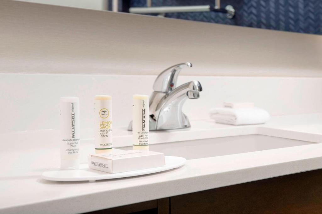 Corner Guest Room with King Bed and Sofa