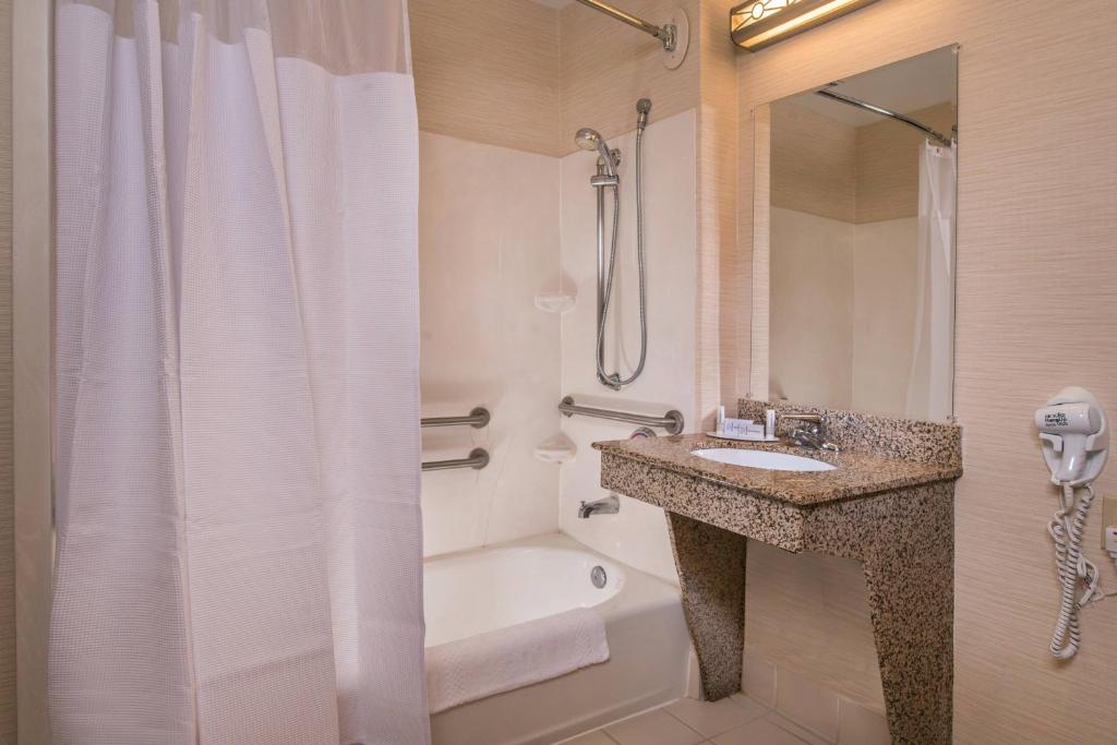 King Room with Roll-In Shower – Mobility and Hearing Accessible