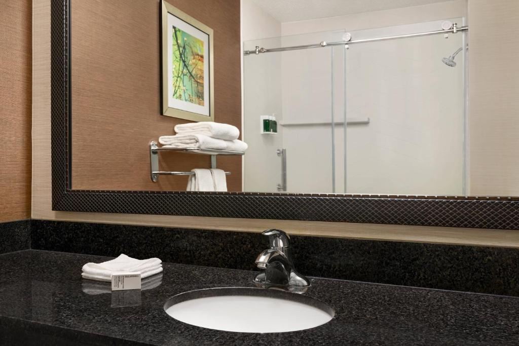 Queen Room with Two Queen Beds and Adapted Tub – Mobility Accessible