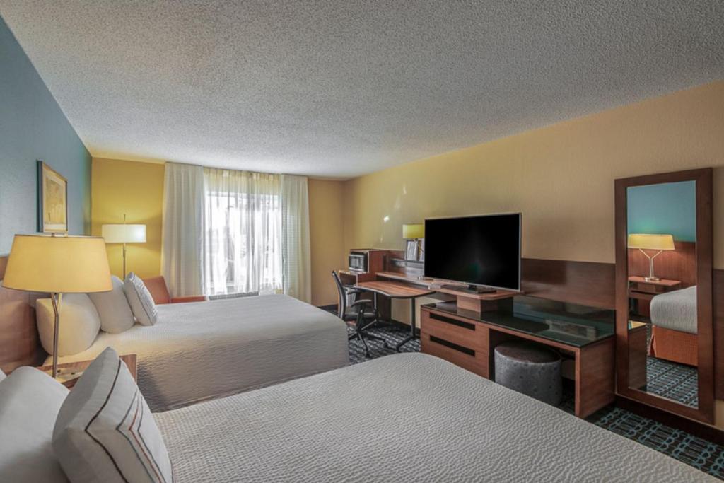 Queen Room with Two Queen Beds and Adapted Tub – Mobility and Hearing Accessible