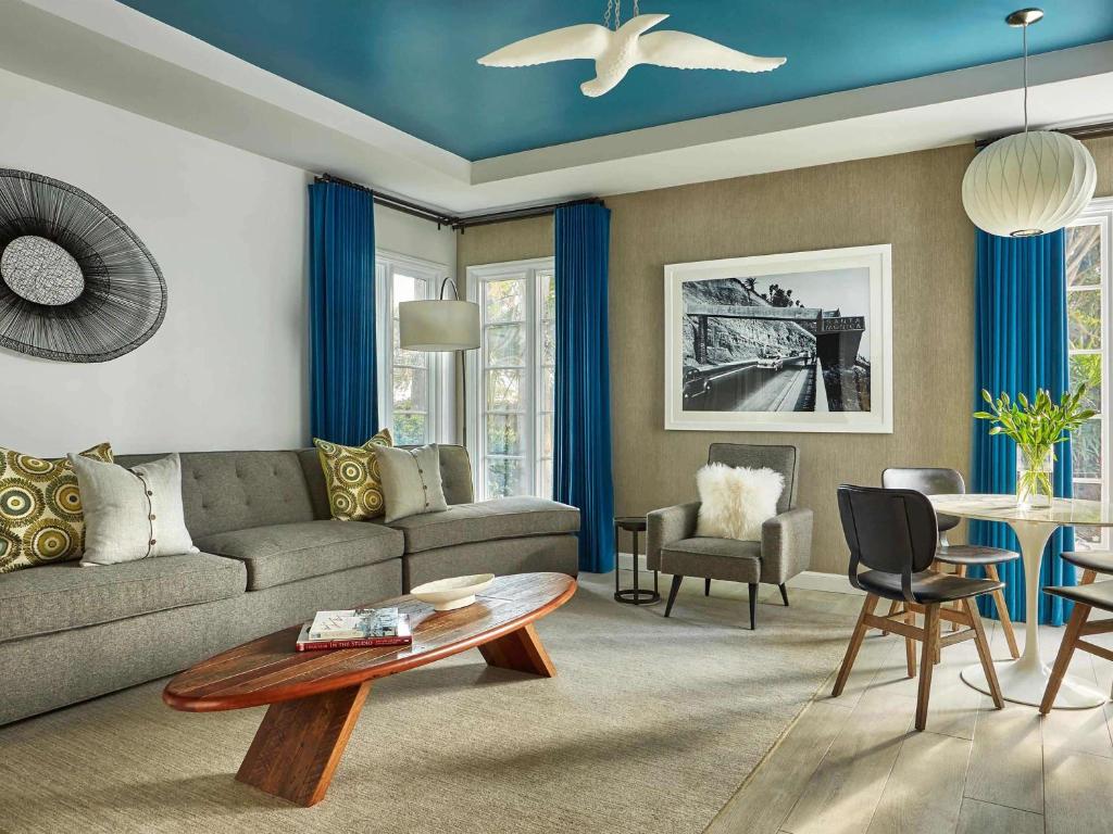 Bi-Level Bungalow King Suite