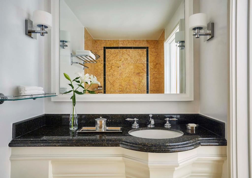 Deluxe King Room with Ocean View